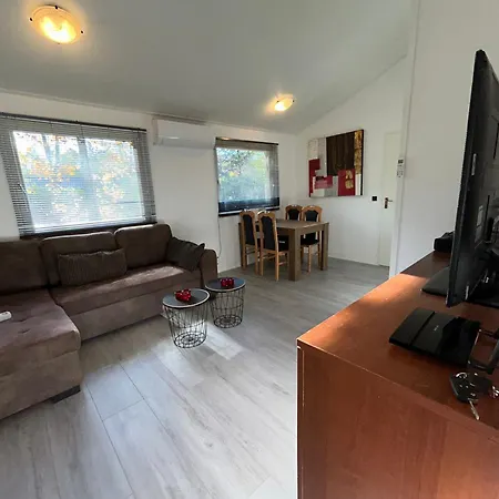 Bungalow104 Keybox Starlink Wifi Tv Heater Airco Woods Pittoresque Town Lidl Restaurant P Only Private Cars Casa vacanze *